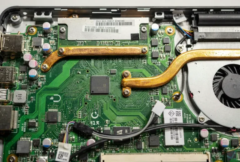 Škodlivost elektroniky PCB deska uvnitř notebooku