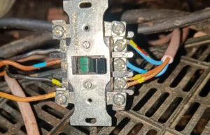 Vypínač 380V vstupní i výstupní dráty jsou zapojeny, byly označeny kouskami barevné lepící pásky