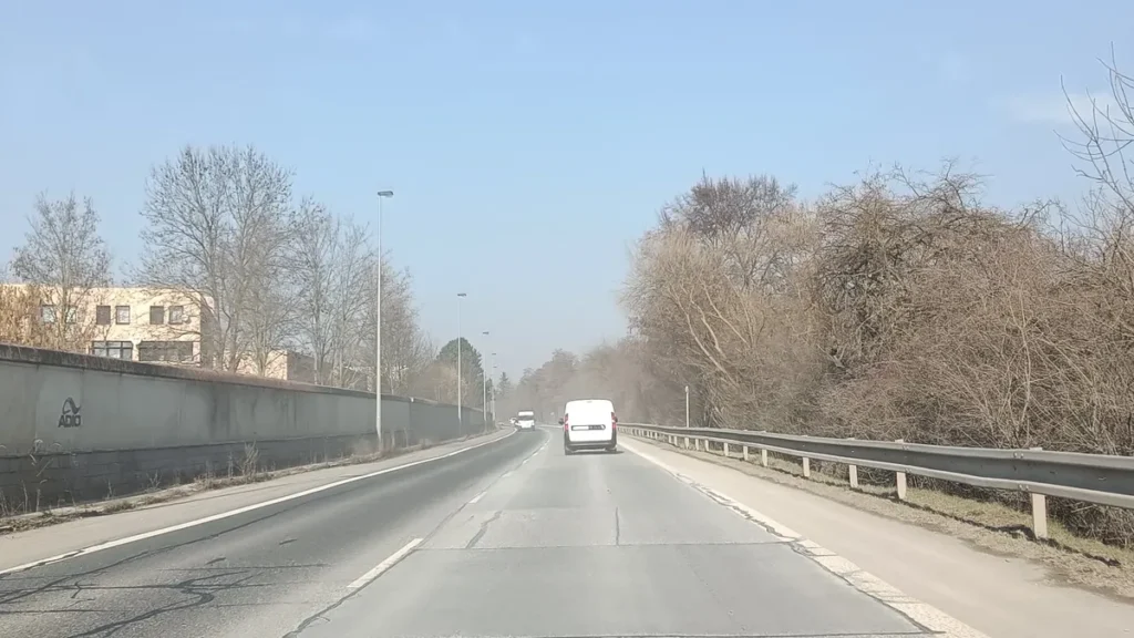 Jarní smog 2026.Zvířený prach nad silnicí